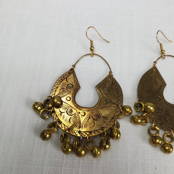 Gorgeous Vintage Gold Tone Indian Style Etched Chandelier Bell Hook Earrings - Picture 2 of 8
